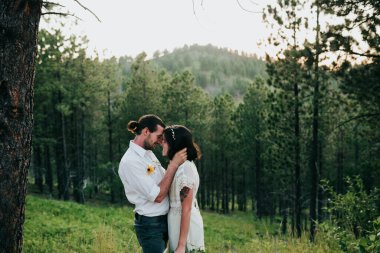 Genç çift Black Hills Ulusal Ormanı 'nda sarılıp yatıyor.