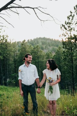 Çift el ele tutuşurken birbirine bakar.