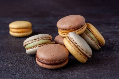 Makaronlar koyu dokuya dağılmış, seçici bir odak noktası var.