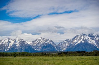 Koruma parkının yürüyüş izinden destansı dağ manzarası
