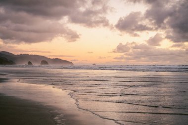 Gün batımında dramatik gökyüzü ile Bombardıman Sahili