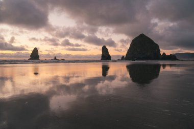 Oregon Sahili 'ndeki Cannon Sahili' nde saman yığını.
