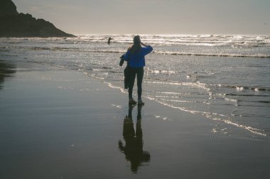 Washington Sahili 'nde duran bir kadın