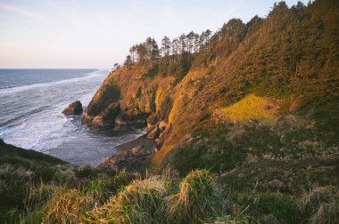 Cape Hayal Kırıklığı Eyalet Parkı 'ndaki sahil şeridi gün batımında.