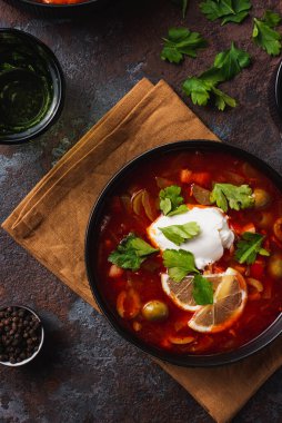 Geleneksel Rus çorbası solyanka closeup masada bir kasede.