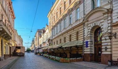 Chernivtsi, Ukrayna 11.07.2021. Ukrayna 'nın Chernivtsi şehrinin ana caddesinde güneşli bir yaz sabahı