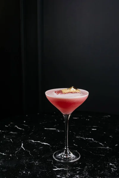 Αλκοολούχα Κοκτέιλ Στο Μπαρ Στο Μαρμάρινο Τραπέζι — Φωτογραφία Αρχείου