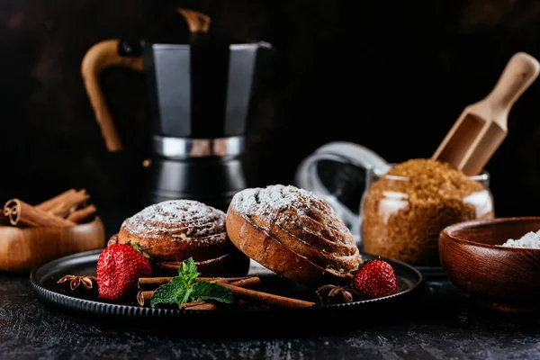 Kaneelbroodjes Een Donkere Achtergrond Koffie Suiker Bessen — Stockfoto