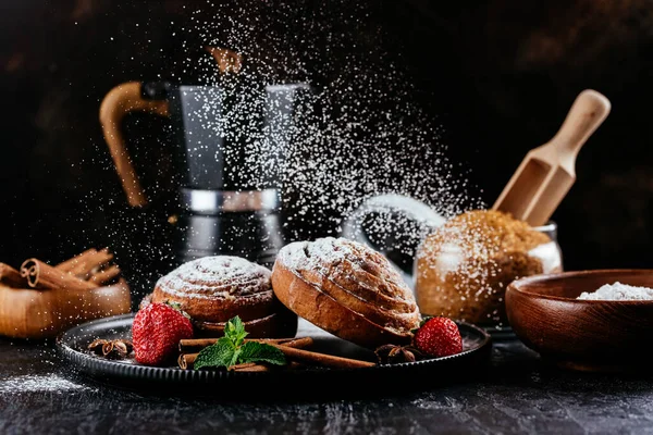 Kaneelbroodjes Een Donkere Achtergrond Koffie Suiker Bessen — Stockfoto