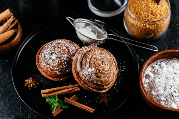 Kaneelbroodjes Een Donkere Achtergrond Koffie Suiker Bessen — Stockfoto