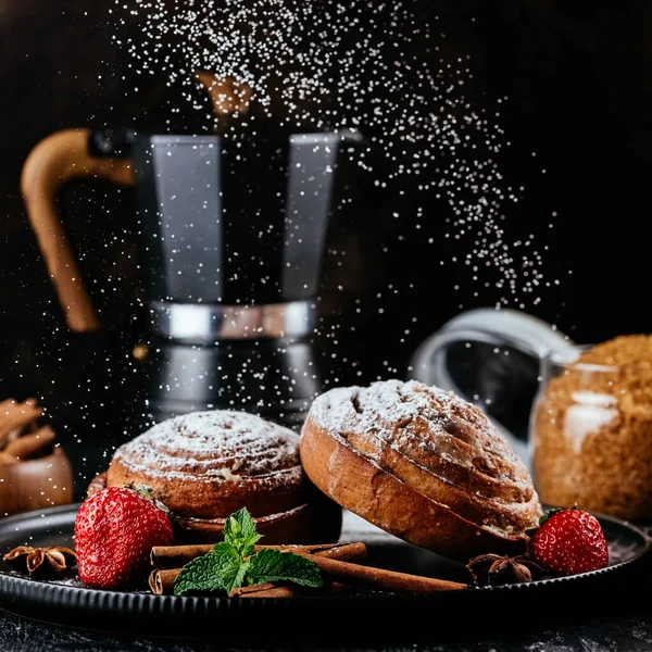Kaneelbroodjes Een Donkere Achtergrond Koffie Suiker Bessen — Stockfoto