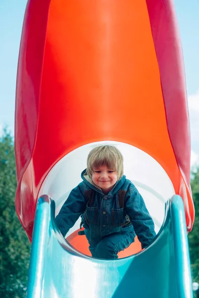 Happy Kid Der Rutsche — Stockfoto