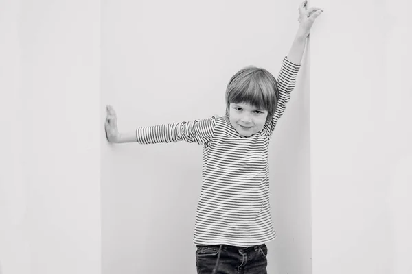 Kind Heeft Plezier Aan Witte Muur — Stockfoto