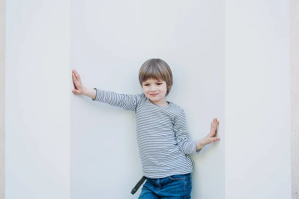 Παιδί Διασκεδάζει Στον Λευκό Τοίχο — Φωτογραφία Αρχείου