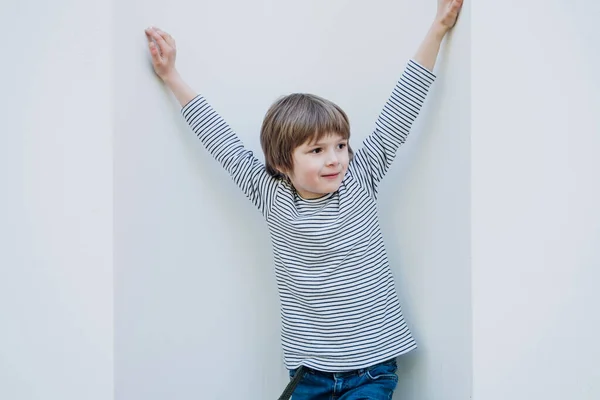 Παιδί Διασκεδάζει Στον Λευκό Τοίχο — Φωτογραφία Αρχείου