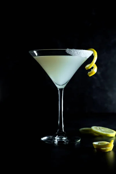Lemon Drop Martini Fundo Escuro — Fotografia de Stock