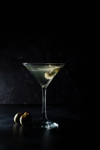 Martini Sujo Com Azeitonas Fundo Preto — Fotografia de Stock