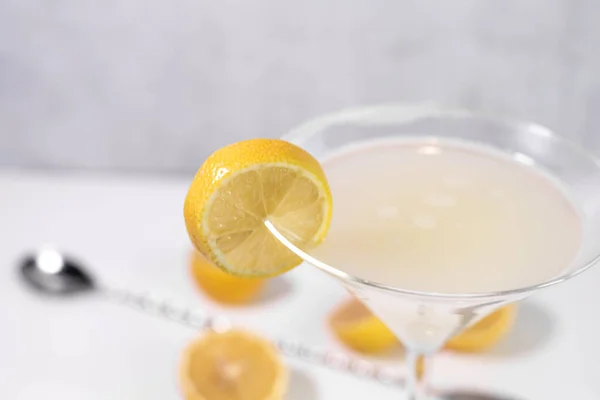 Lemon Drop Martini Sobre Fondo Gris Con Cuchara — Foto de Stock