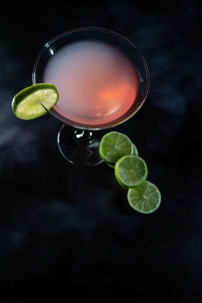 Cosmo Martini Dark Background Limes — Stock Photo, Image