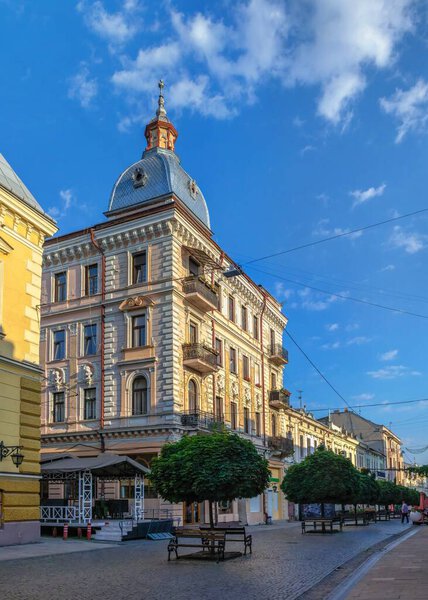 Черновцы, Украина 11.07.2021. Главная улица старого города Черновцы, Украина, солнечным летним утром