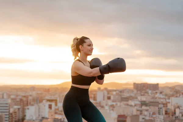 Ajuste Jovem Com Luvas Boxe Livre — Fotografia de Stock