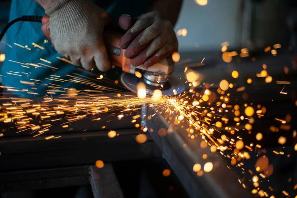 Metalen Snijden Slijpstaal Werk Als Een Slijper Vonken Door Wrijving — Stockfoto