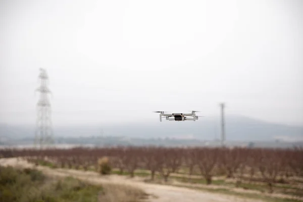 现代无人驾驶飞机在自然界的一个领域自由飞行 — 图库照片