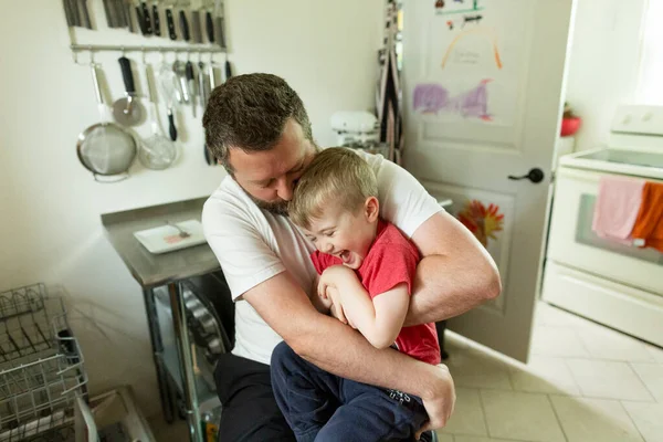 Nagy Látószögű Kilátás Apa Ölelését Boldog Fiú Konyhában Otthon — Stock Fotó