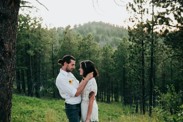 Çiftler kaçarken birbirlerinin gözlerine bakarlar. 