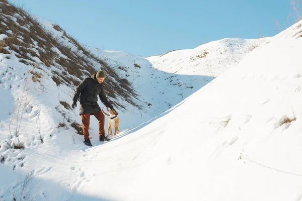 Homem Feliz Acariciando Seu Cão Natureza Nevada Ensolarada Inverno Scen — Fotografia de Stock