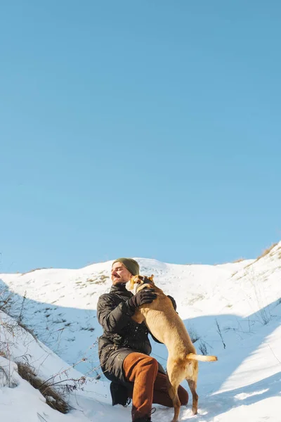 Homem Feliz Seu Cachorro Brincalhão Divertindo Neve Ensolarada — Fotografia de Stock