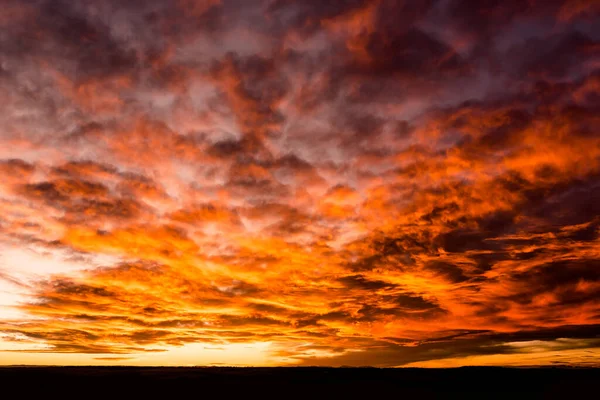 Increíble Puesta Sol Colorado Con Nubes Rojas Naranjas — Foto de Stock