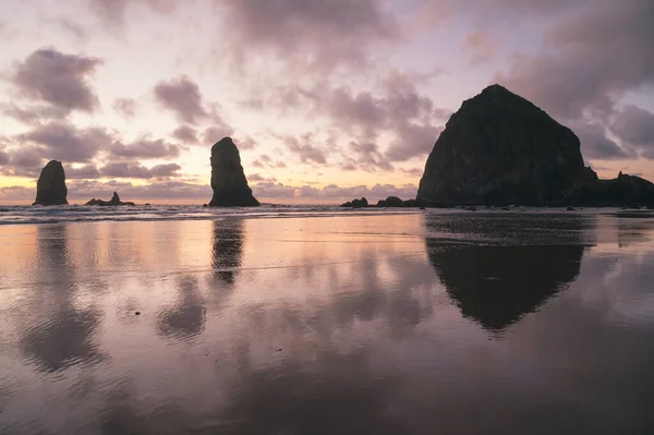 Haystack Rock Sunset Oregon Coast — Stock Photo, Image