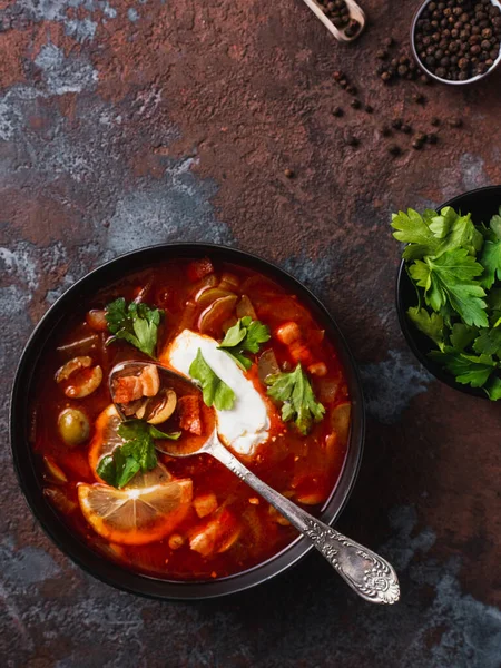 Geleneksel Rus çorbası solyanka closeup masada bir kasede.