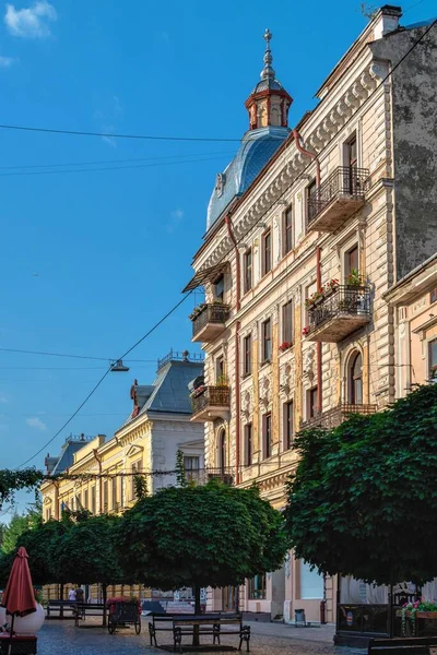 Chernivtsi ウクライナ182 2021年7月 晴れた夏の朝に ウクライナのチェルニフツィの旧市街のメインストリート — ストック写真