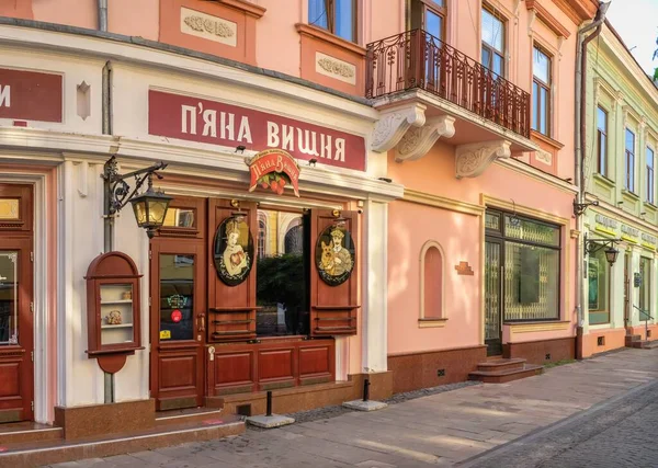 Chernivtsi, Ukrayna 11.07.2021. Ukrayna 'nın Chernivtsi şehrinin ana caddesinde güneşli bir yaz sabahı