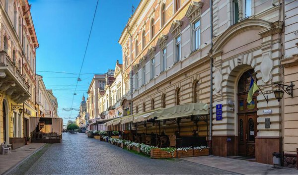 Черновцы, Украина 11.07.2021. Главная улица старого города Черновцы, Украина, солнечным летним утром