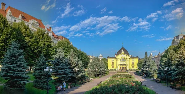 Chernivtsi ウクライナ182 2021年7月 チェルニフツィ音楽劇 Chernivtsi Music Drama Theatre 晴れた夏の朝にオルガ コバリアンスカにちなんで名付けられた — ストック写真