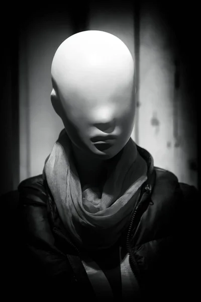 Mannequin Étrange Sans Yeux Intérieur Une Fenêtre Hop — Photo