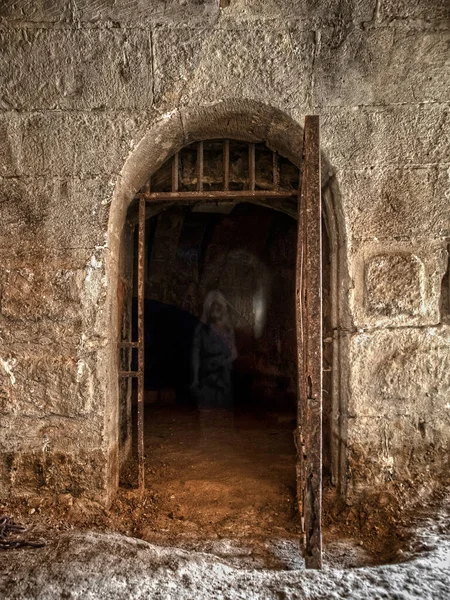 Středověká Vězeňská Cela Původní Kovovou Bránou Fort Ricasoli Maltě Ukazující — Stock fotografie