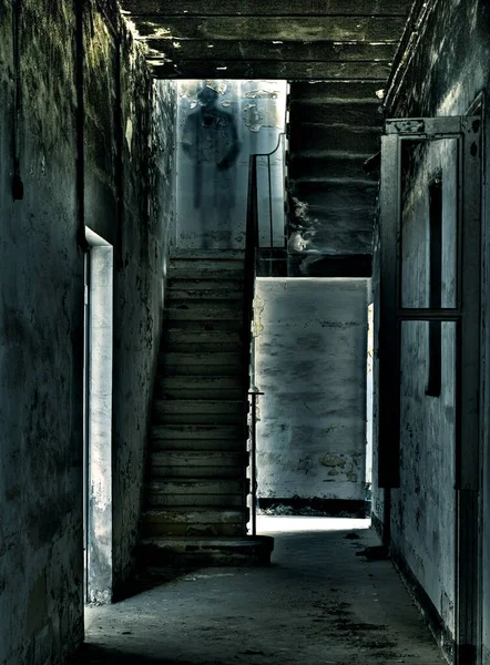 马耳他一个古老的楼梯间里有一个可怕的幽灵般的怪物 — 图库照片
