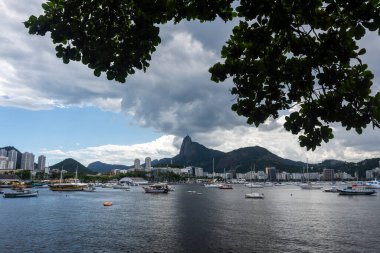 Ağaca, okyanusa, İsa Mesih 'e ve Rio de Janeiro' daki Corcovado Dağı 'na güzel bir manzara, Brezilya