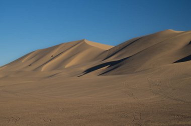 Kum tepeciğine çıkan lastik izleri