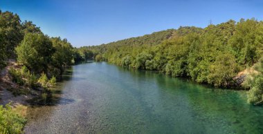 Türkiye 'nin Antalya bölgesinin dağlarındaki Manavgat Nehri, güneşli bir yaz gününde