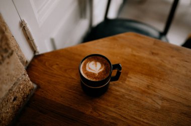 Yulaf Sütü Latte Sanatı ile Kirli Chai