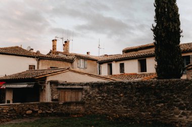 Küçük bir Fransız şehrinin çatıları.