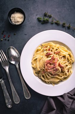 Siyah arkaplanda Tagliatelle carbonara