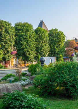 Khmelnitskyi, Ukrayna 12.07.2021. Ukrayna 'nın tarihi şehir merkezi Khmelnitskyi, güneşli bir yaz sabahı
