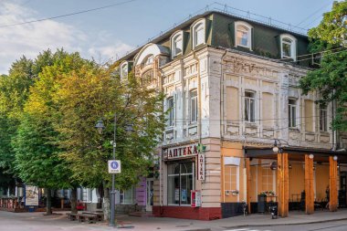 Khmelnitskyi, Ukrayna 12.07.2021. Ukrayna 'nın tarihi şehir merkezi Khmelnitskyi, güneşli bir yaz sabahı