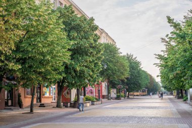 Khmelnitskyi, Ukrayna 12.07.2021. Ukrayna 'nın tarihi şehir merkezi Khmelnitskyi, güneşli bir yaz sabahı